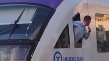 Μηχανοδηγός σταμάτησε το τρένο και τσακώθηκε με τον ελεγκτή που έπαιζε με το κινητό του