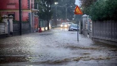 Σε κατάσταση συναγερμού οι Κάννες - Εικόνες καταστροφής με πλημμυρισμένους δρόμους