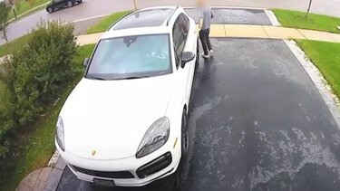 Καναδάς: Του έκλεψε την Porsche και μετά τον πάτησε!