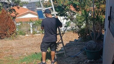 Τον "τσάκωσε" με μια σκάλα να προσπαθεί να μπει στο σπίτι της!