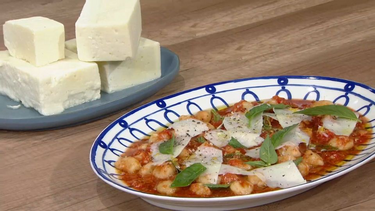 Νιόκι με σφέλα Μεσσηνίας και φρέσκια σάλτσα ντομάτας