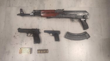 Έφοδος της ΕΛ.ΑΣ για όπλα και δύο συλλήψεις στα Χανιά