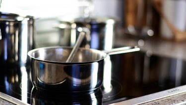 Καθαρίστε εύκολα τη βρωμιά από τις κατσαρόλες και τα τηγάνια με ένα φυσικό κόλπο