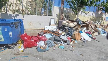 Μονίμως ξεχειλίζουν οι κάδοι: Δεν μπορούν οι μαθητές να πάνε στο σχολείο τους