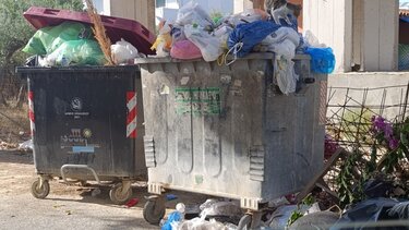 Γιατί δεν μαζεύουν τα σκουπίδια στον Άη Γιάννη;