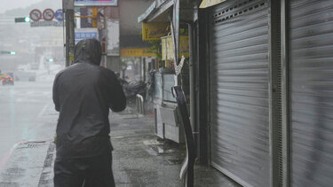 άνδρας εν μέσω κακοκαιρίας 