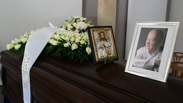 To τελευταίο αντίο στον Μίμη Πλέσσα – Πλήθος κόσμου στο λαϊκό προσκύνημα