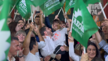Ο Ν. Ανδρουλάκης τραγουδά με τους νεολαίους του ΠΑΣΟΚ κρατώντας τον γιο του αγκαλιά !