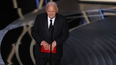 Ο Άντονι Χόπκινς στην ταινία του Μπόμπι Μορέσκο για την οικογένεια Maserati