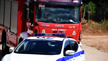 Άγιος Νικόλαος: Οι θυελλώδεις άνεμοι «σήκωσαν» φωτοβολταϊκά από ταράτσα και τα προσγείωσαν πάνω σε Ι.Χ.