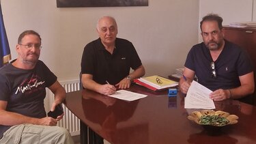 Υπογραφή τριών νέων συμβάσεων από τον Δήμαρχο Βιάννου