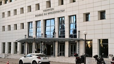 Σε αναστολή άσκησης καθηκόντων ο εκπαιδευτικός που μοίρασε φυλλάδια με ομοφοβικά σχόλια