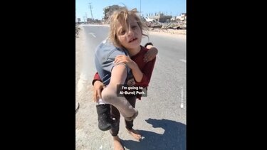 Σπαρακτικό βίντεο: Κοριτσάκι κουβαλάει στην πλάτη την τραυματισμένη αδερφή του στη Γάζα