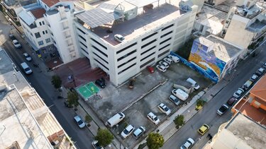 Μαθητές «στολίζουν» με γιασεμί τον «Πράσινο Τοίχο» του Δημοτικού Πάρκινγκ ΚΥΔΩΝ