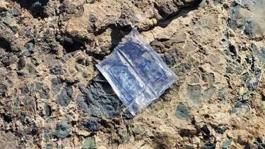 Τι γύρευε στον βράχο η άδεια συσκευασία νερού - Το "εύρημα" και οι υποψίες