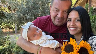 Η Λουρδες με το μωρό 