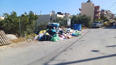 Σωροί τα σκουπίδια στις Μεσαμπελιές - Ξεχείλισαν οι κάδοι