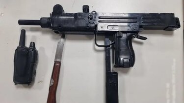 Κυκλοφορούσε με ρέπλικα αυτόματου όπλου στην Ομόνοια