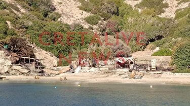 Φλόγες σε πρόχειρες κατασκευές στην παραλία Παναγιά στο Γάζι