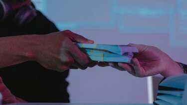 Απαιτούσε 1000 ευρώ για να μην τον δείρει που του έκλεψε την «καβάντζα»