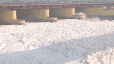 Απόκοσμες εικόνες στην Ινδία: Ποταμός γέμισε με παχύ, τοξικό αφρό - Δείτε βίντεο