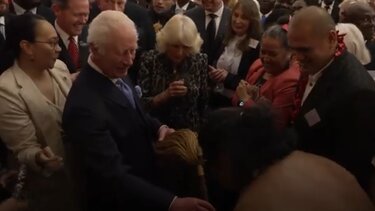 Βασιλιάς Κάρολος: Το βίντεο που αποδεικνύει ότι ξέρει πώς χορεύουν οι Σαμόα