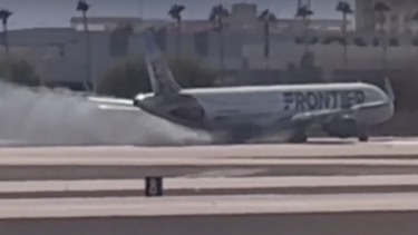 Αεροπλάνο πιάνει φωτιά αμέσως μετά την προσγείωση