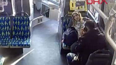 Έσπασαν τα νερά και γέννησε σε αστικό λεωφορείο!