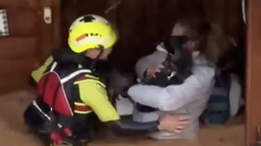 Πλημμύρες στην Ισπανία: Η συγκλονιστική διάσωση μιας γυναίκας και των κατοικίδιων της 