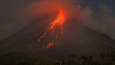 Ένα από τα πιο ενεργά ηφαίστεια της Ινδονησίας εξερράγη