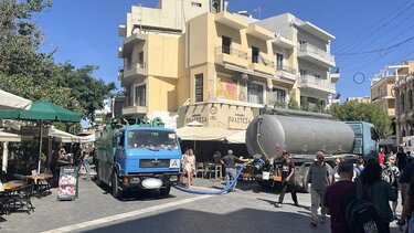 Φράκαρε η αποχέτευση, live η... εκκένωση βόθρων στο κέντρο του Ηρακλείου!