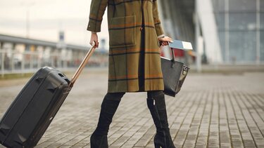 γυναίκα με βαλίτσα στο αεροδρόμιο 