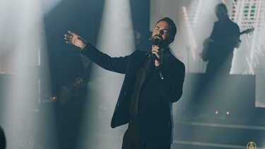 H συγκινητική συνάντηση, επί σκηνής, που έκανε τον Βρεττό να δακρύσει στην πρεμιέρα του