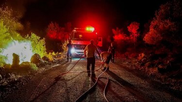 Φωτιά, νύχτα, πυροσβεστική