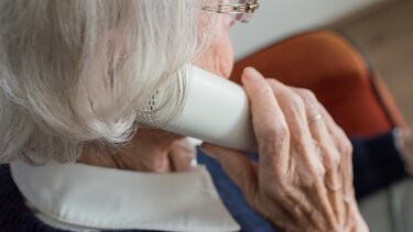 Ηλικιωμένη γυναίκα, τηλέφωνο