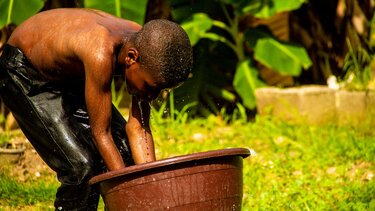 Αγοράκι ρίχνει νερό πάνω του 