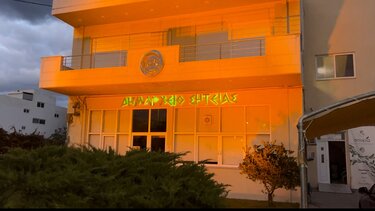 Σητεία, Πορτοκαλί φόντο