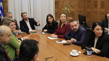 Σε κλίμα εορταστικό συνεδρίασε η Κ.Ο. του ΠΑΣΟΚ - Τα "χρόνια πολλά" στον Νίκο Ανδρουλάκη