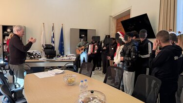 Κάλαντα στο Δήμαρχο Ηρακλείου από το Γενικό Λύκειο της Νέας Αλικαρνασσού