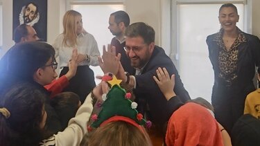 Τα κάλαντα είπαν στο Δήμαρχο Μαλεβιζίου, μαθητές δημοτικών σχολείων