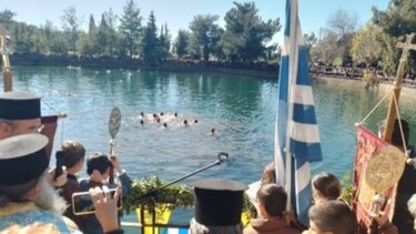 13 βούτηξαν για τον Σταυρό, στη Λίμνη του Ζαρού