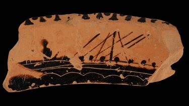 Παράσταση πλοίου σε θραύσμα αττικού μελανόμορφου αγγείου. Πρόσφατο εύρημα από τις ανασκαφές της Λύκτου, 520-510 π.Χ., Εφορεία Αρχαιοτήτων Ηρακλείου. Εκτίθεται στην περιοδική αρχαιολογική έκθεση του Αρχαιολογικού Μουσείου Ηρακλείου «ΕΚΑΤΟΜΠΟΛΙΣ: Ο Κόσμος της Αρχαϊκής Κρήτης»