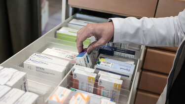 Φάρμακα σε συρτάρι φαρμακείου