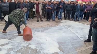 Αποφασισμένοι να φτάσουν στα άκρα οι Κρητικοί - Έριξαν γάλα στην Αποκεντρωμένη Διοίκηση, σύσκεψη στην Περιφέρεια 