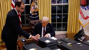 Ντόναλντ Τραμπ, Διατάγματα