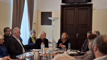 Αποκεντρωμένη Διοίκηση, Σύσκεψη, Οφειλές