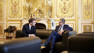 mitsotakis makron