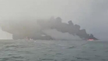 Βρετανία: Τεράστια πυρκαγιά έπειτα από σύγκρουση δεξαμενόπλοιου και φορτηγού πλοίου