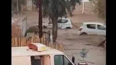 Μεγάλες ζημιές στην Πάρο μετά από την νεροποντή - Παρασύρθηκαν οχήματα