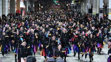 Πατρινό Καρναβάλι 2025: Απογειώθηκε το κέφι στη νυχτερινή ποδαράτη παρέλαση